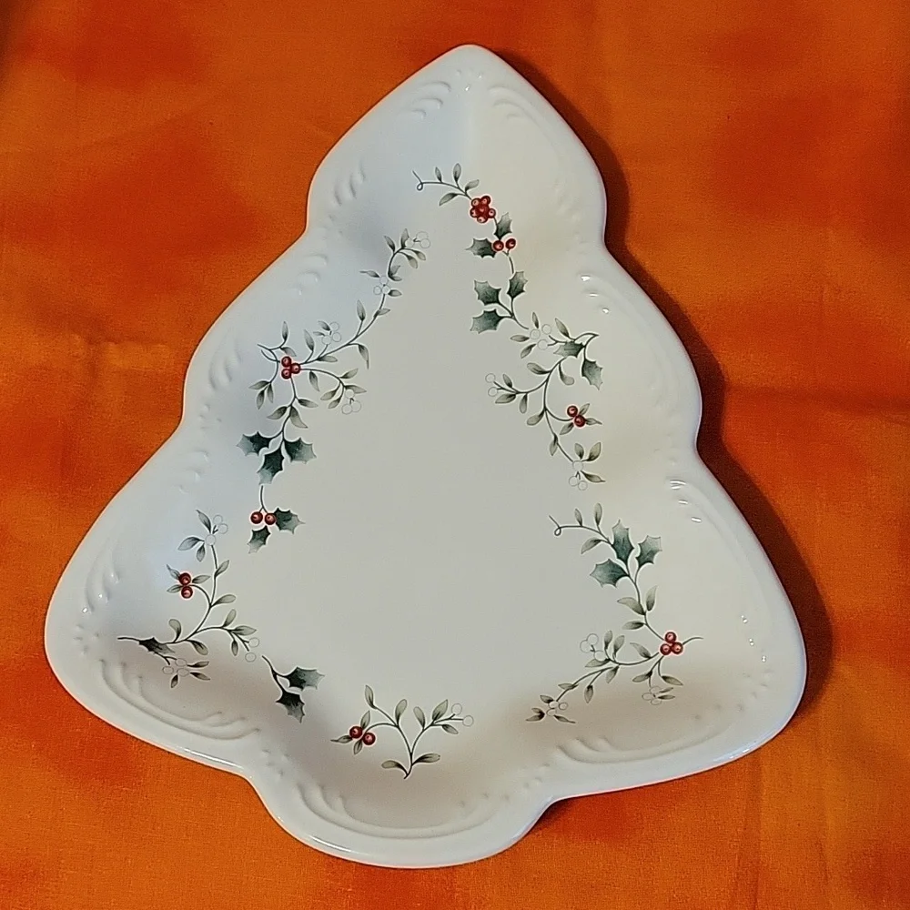 Pfaltzgraff Tree Shaped Serving Plate Winterberry Holiday Ivory Green Red
